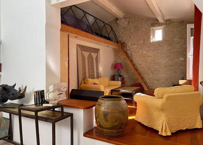 Small Artist's House I Petite Maison D'artiste *